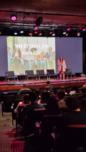 Semadar Marques falando sobre colaboração nas empresas