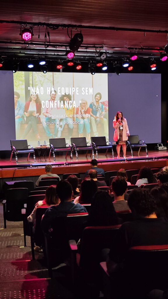 Semadar Marques falando sobre colaboração nas empresas